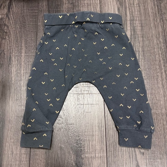 Savannah Flounce Over Shoulder Bunny Motif Long Sleeve Tee & Gold Pattern Pants - Picture 5 of 7